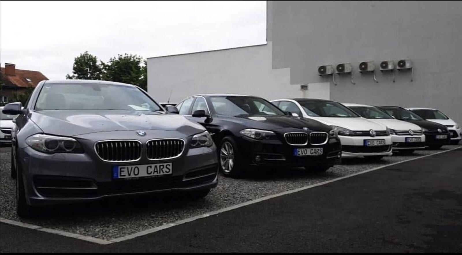 Vozni park EVO CARS ispred salona u Osijeku